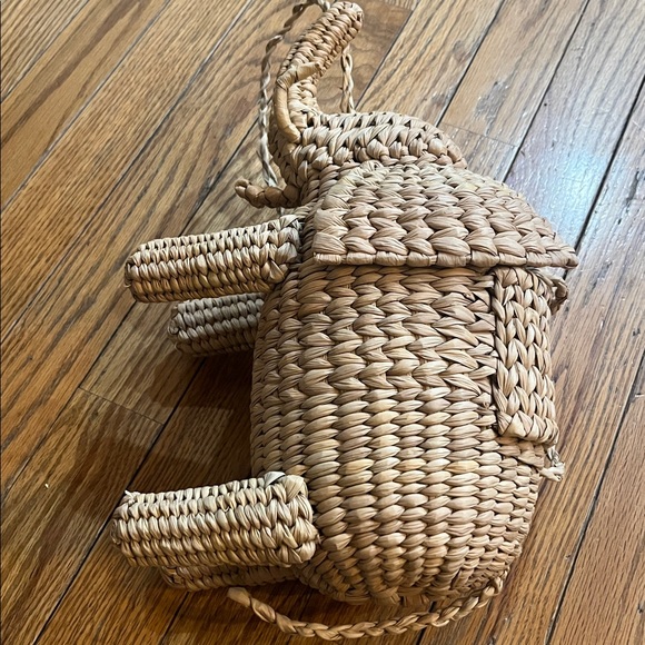 Woven Elephant Shaped Bag - Picture 4 of 11
